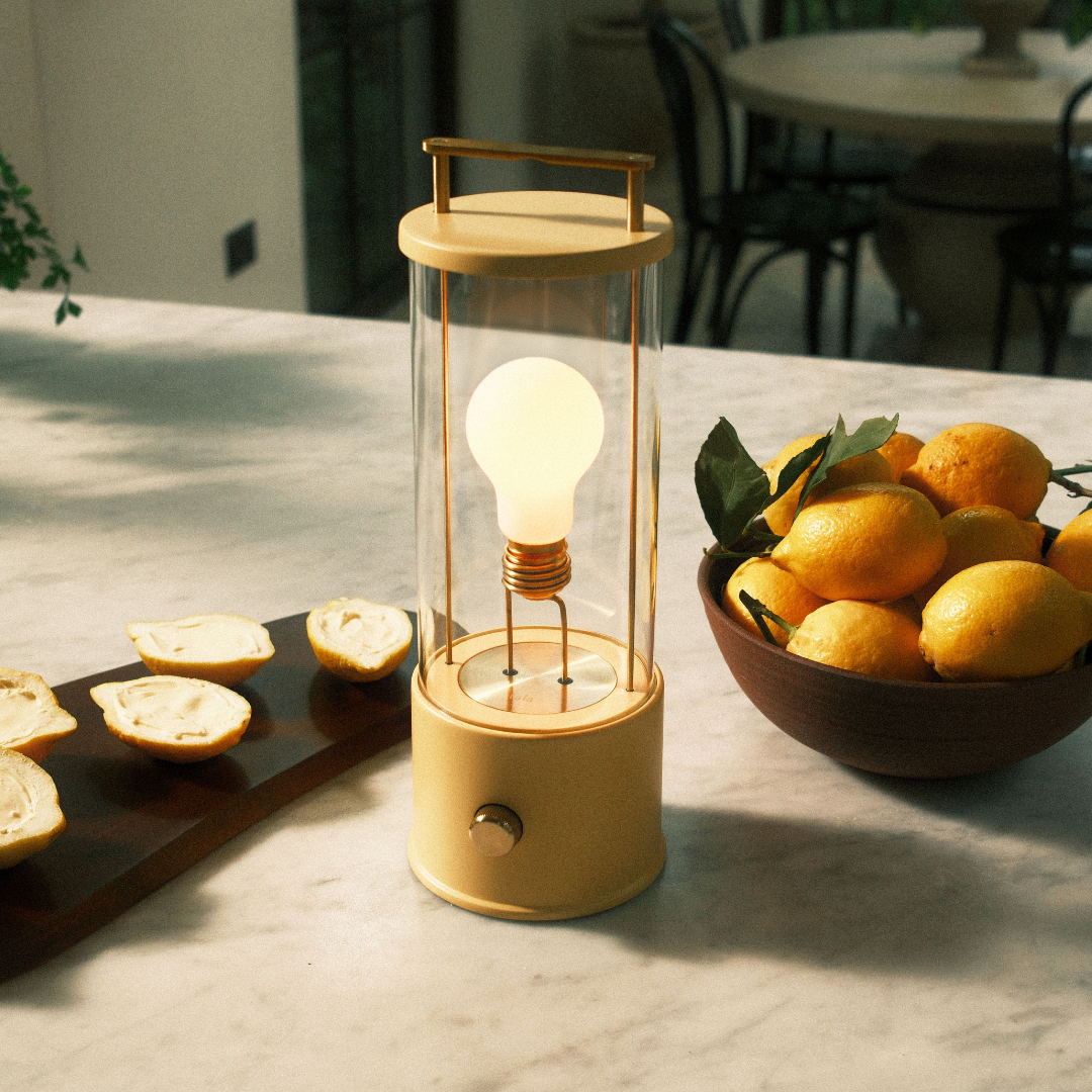 Muse – Tragbare Designerlampe in  Posset Yellow mit Dim-to-Warm & IP44