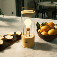 Muse – Tragbare Designerlampe in  Posset Yellow mit Dim-to-Warm & IP44