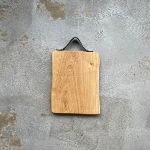 Holzbrett "Woodbag" aus Natureiche mit Lederschlaufe in verschiedenen Größen