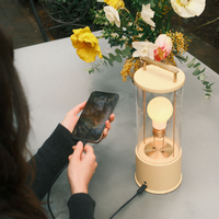 Muse – Tragbare Designerlampe in  Posset Yellow mit Dim-to-Warm & IP44