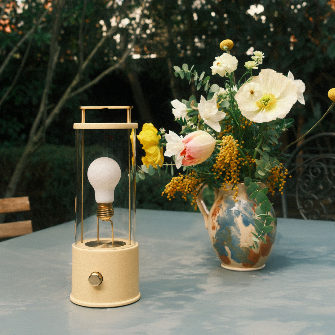 Muse – Tragbare Designerlampe in  Posset Yellow mit Dim-to-Warm & IP44