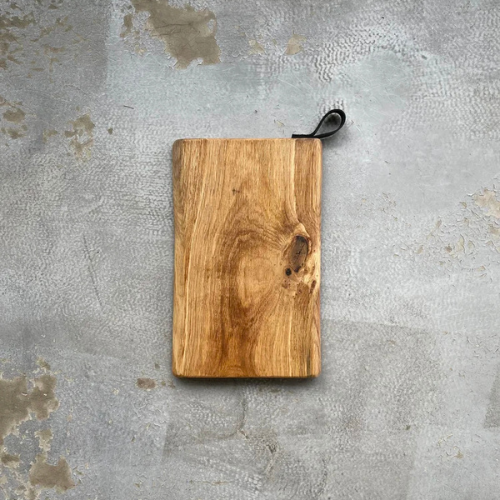 Holzbrett "Etikett" aus Natureiche mit Lederschlaufe in verschiedenen Größen