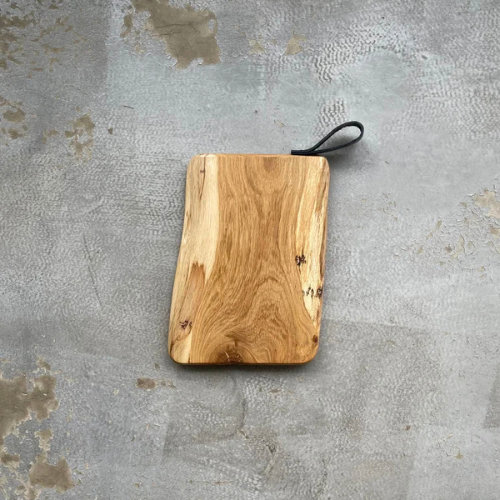 Holzbrett "Etikett" aus Natureiche mit Lederschlaufe in verschiedenen Größen