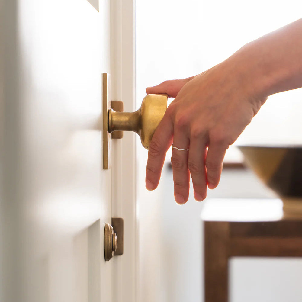 Corston Warwick Badverriegelung Rosettengarnitur – Antikes Messing