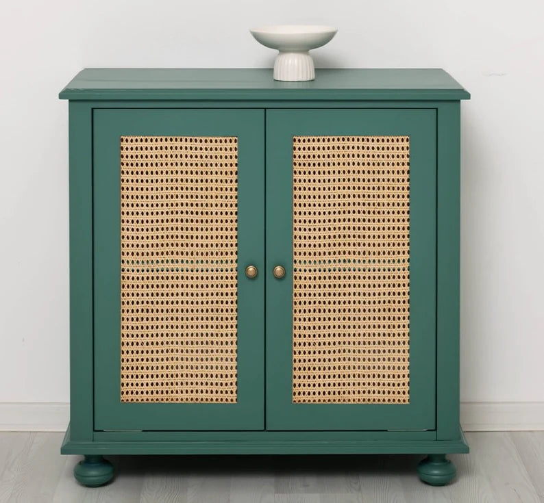 Rattan Kommode aus Massivholz – Handgefertigter Schrank mit 2 Türen aus Pinie