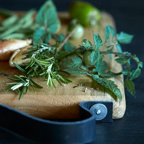 Holzbrett "Woodbag" aus Natureiche mit Lederschlaufe in verschiedenen Größen