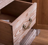 Waschbeckenunterschrank aus Massivholz – Rustikaler Waschtisch mit Eichenplatte