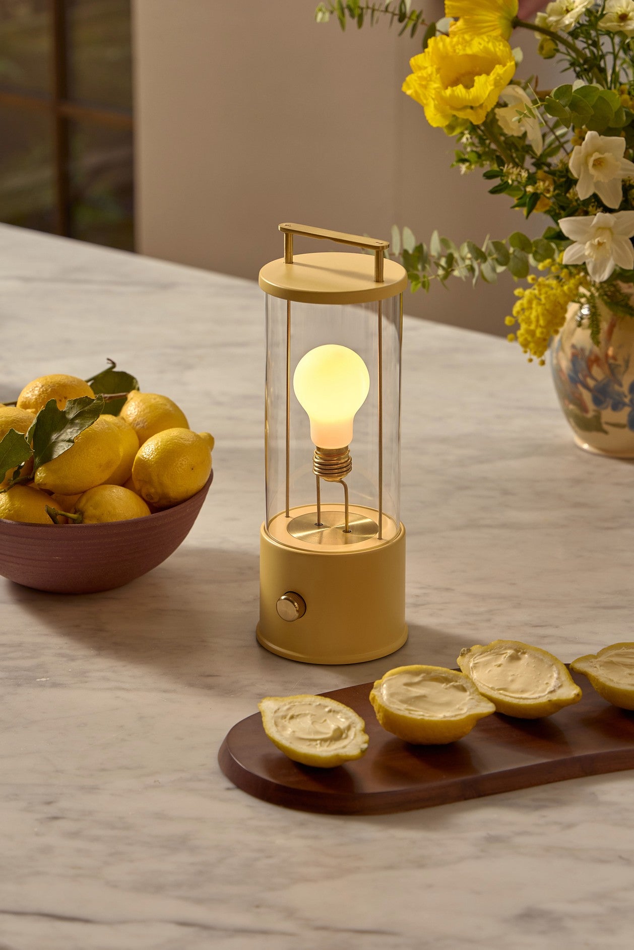 Muse – Tragbare Designerlampe in  Posset Yellow mit Dim-to-Warm & IP44
