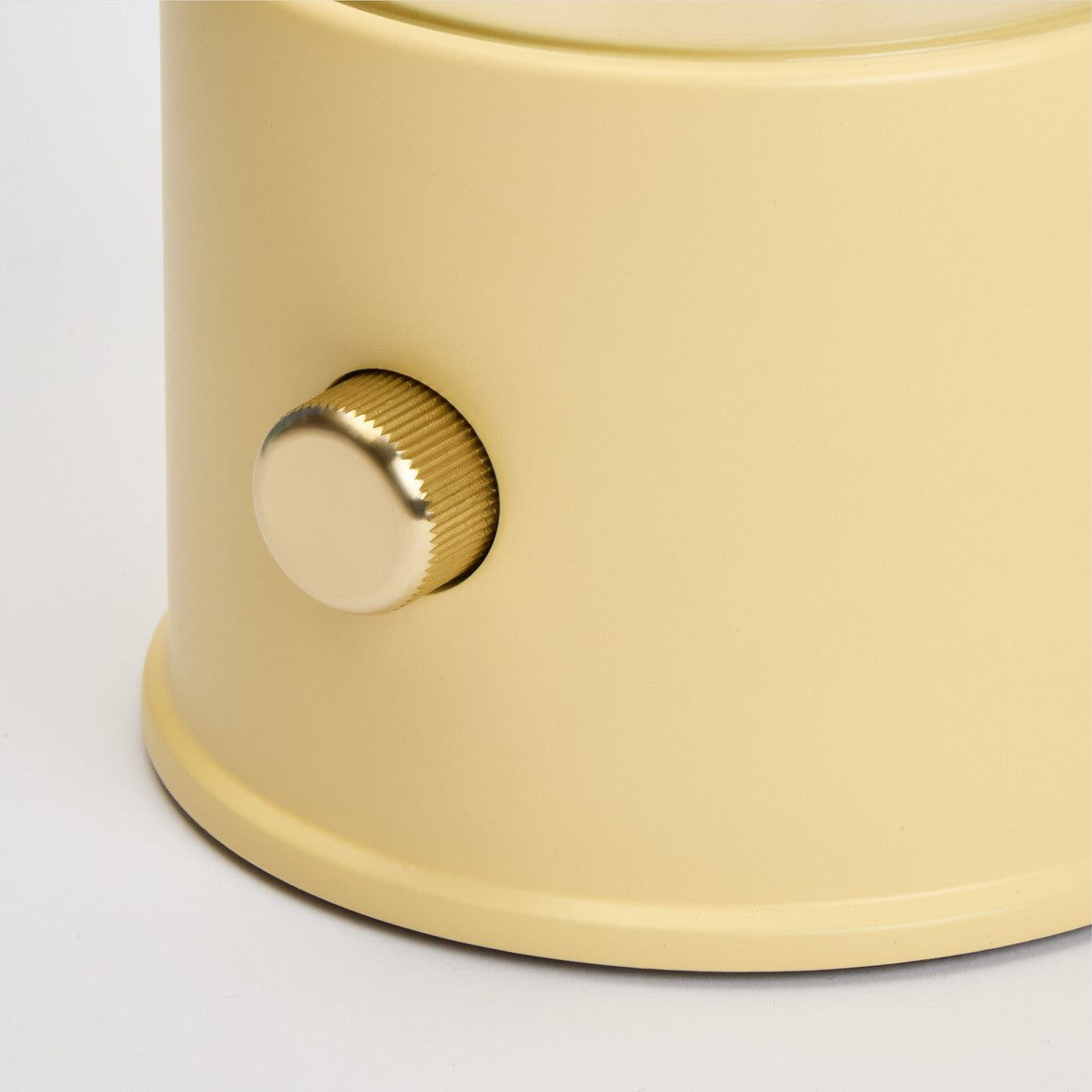 Muse – Tragbare Designerlampe in  Posset Yellow mit Dim-to-Warm & IP44