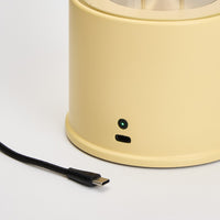 Muse – Tragbare Designerlampe in  Posset Yellow mit Dim-to-Warm & IP44
