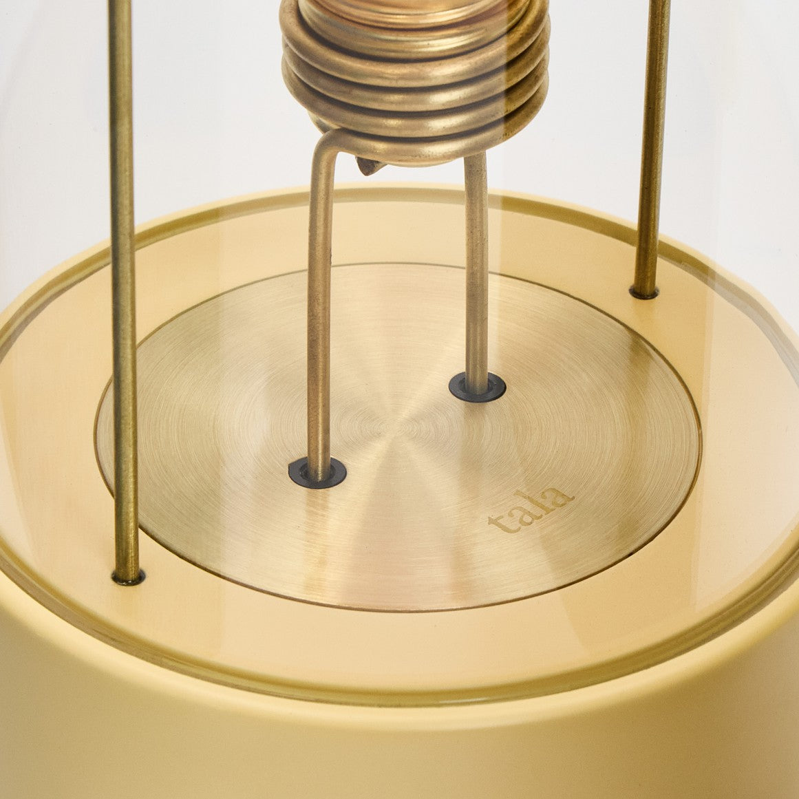 Muse – Tragbare Designerlampe in  Posset Yellow mit Dim-to-Warm & IP44