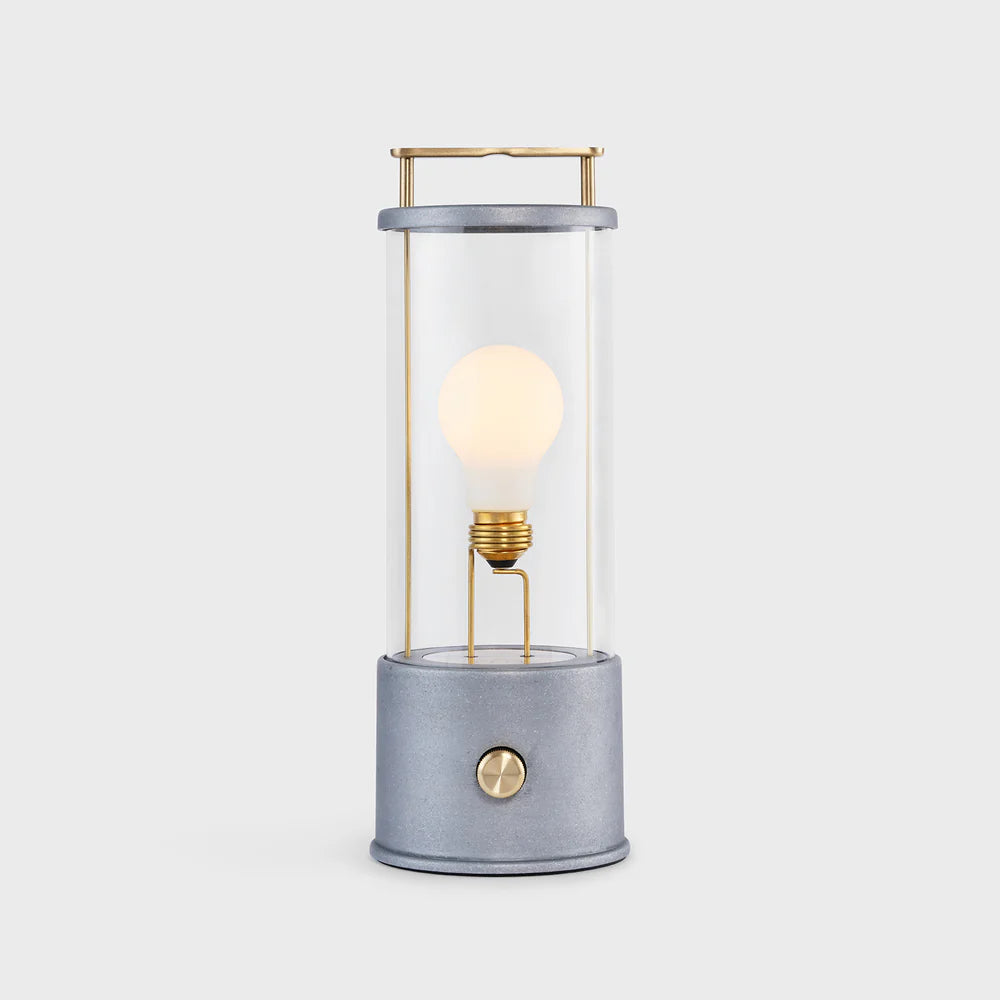 Rugged Muse – Tragbare Outdoor-Laterne aus Rohaluminium (IP65) mit Dim-to-Warm & bruchfestem Acrylschirm