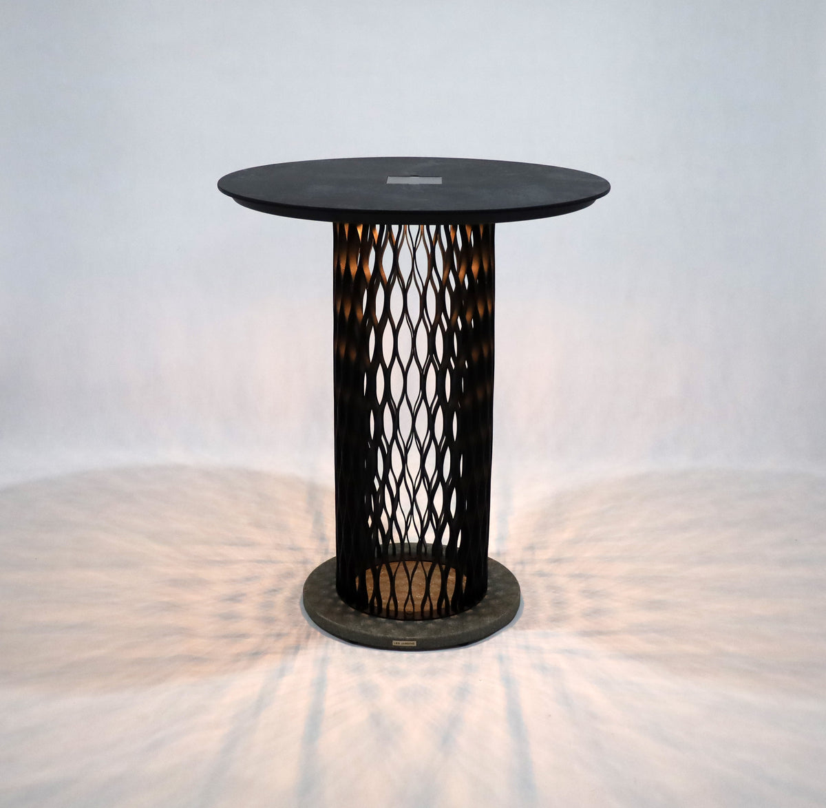 CADIX Bartisch – Hoher Design-Bartisch mit Solarbeleuchtung & HPL-Tischplatte