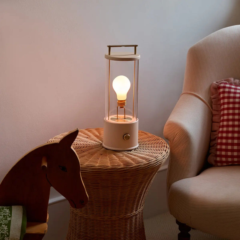 Die tragbare Lampe Muse in Gips-Rosa