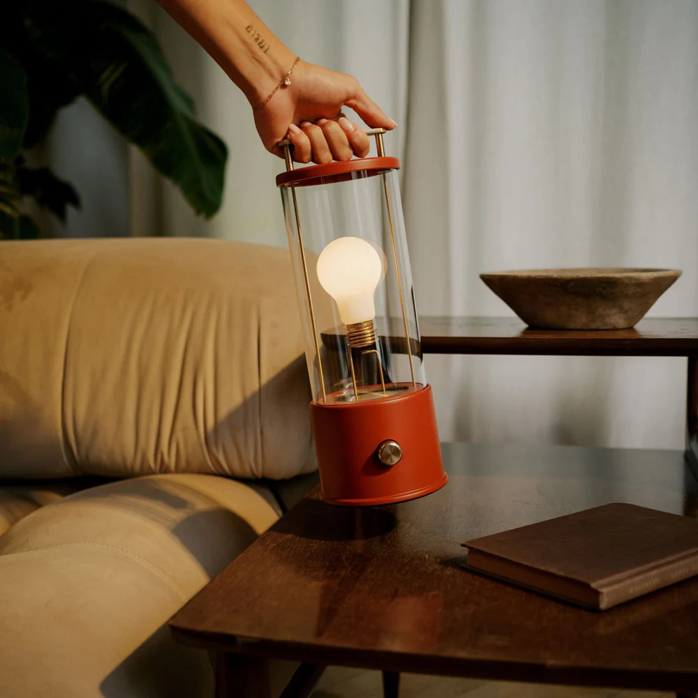 Muse – Tragbare Designerlampe in Pomona Rot mit Dim-to-Warm & IP44