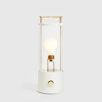 Die tragbare Lampe „Muse“ in Candlenut-Weiß