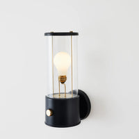 Die Wandleuchte Muse in Hackles Black