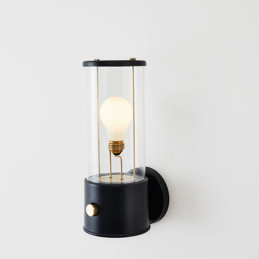 Die Wandleuchte Muse in Hackles Black
