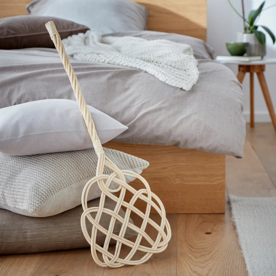 Teppichklopfer aus geflochtenem Rattan