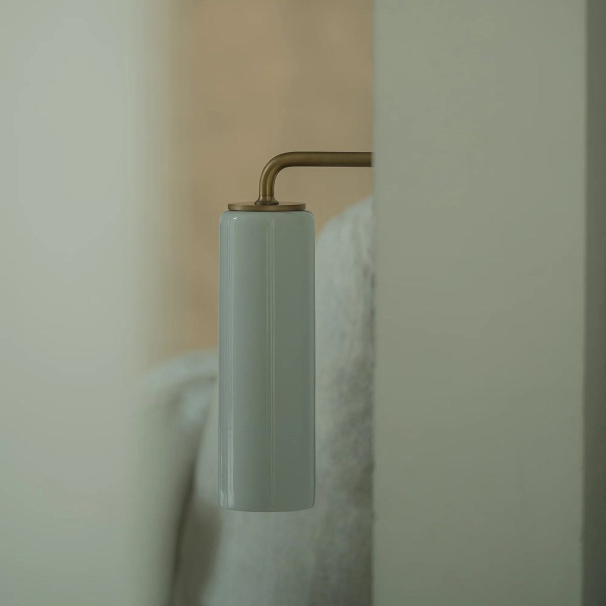 Corston-Claremont kleine Wandleuchte feines Porzellan – Antikes Messing