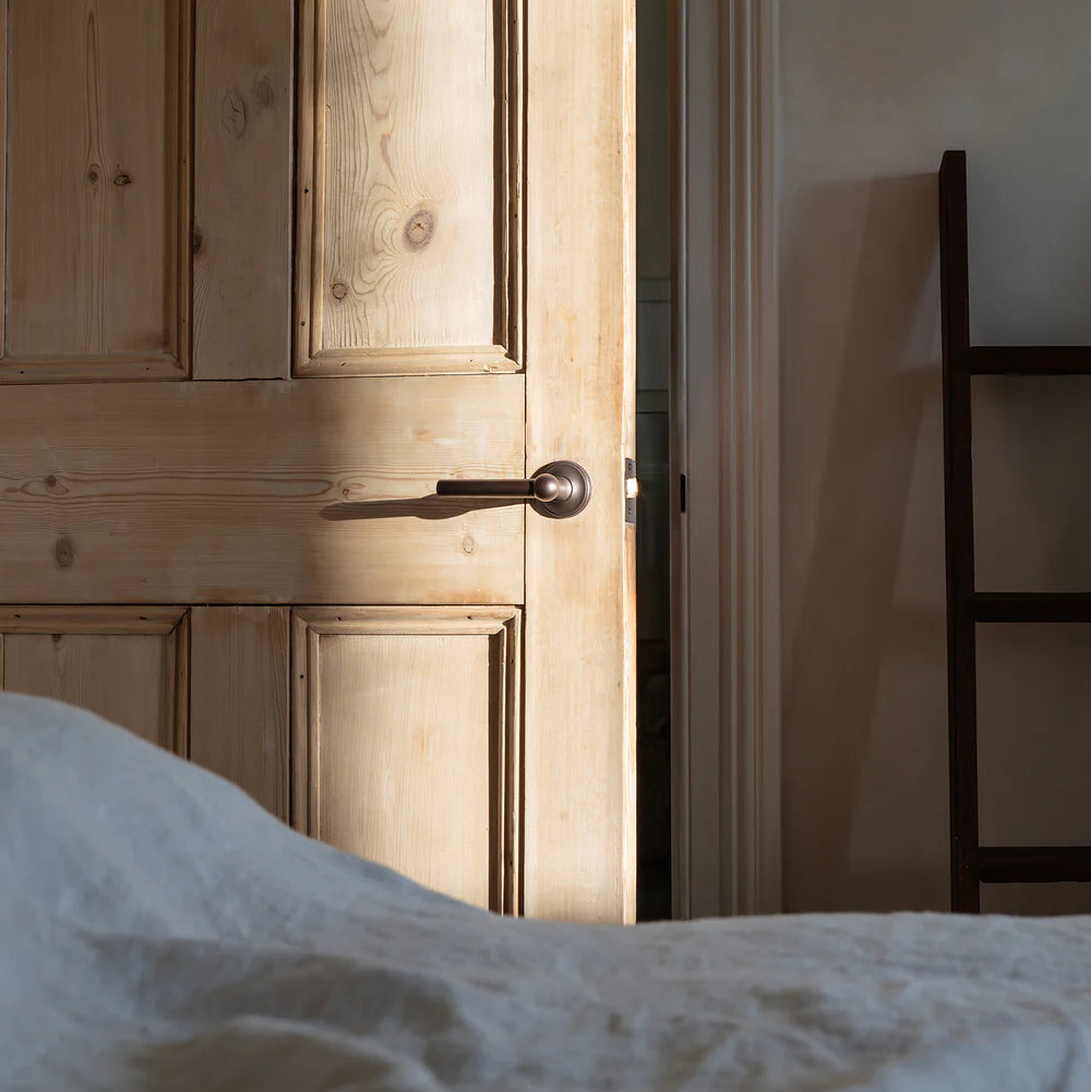 Corston Harper gefederter Türgriff – Bronze