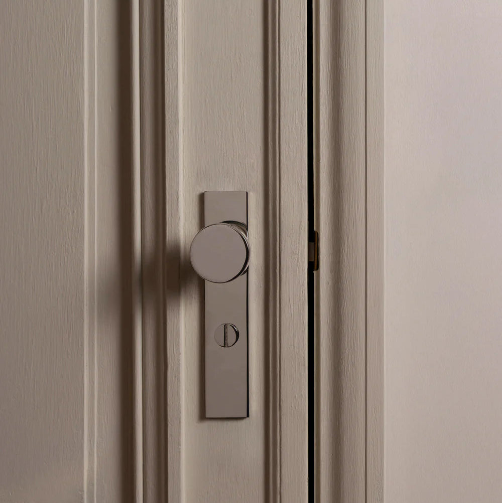 Corston Onslow Langschildgarnitur mit gefedertem Türknauf und Drehknopf – Poliertes Nickel