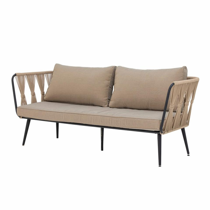 Garten Lounge Sofa mit beigen Kissen, ideal für den Außenbereich, wetterfest und komfortabel.