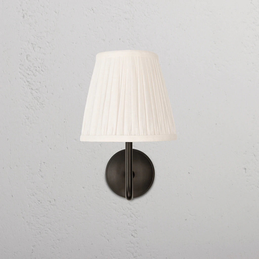 Corston Malvern Medium-Wandleuchte plissierter Schirm Alabasterweiß - Bronze 