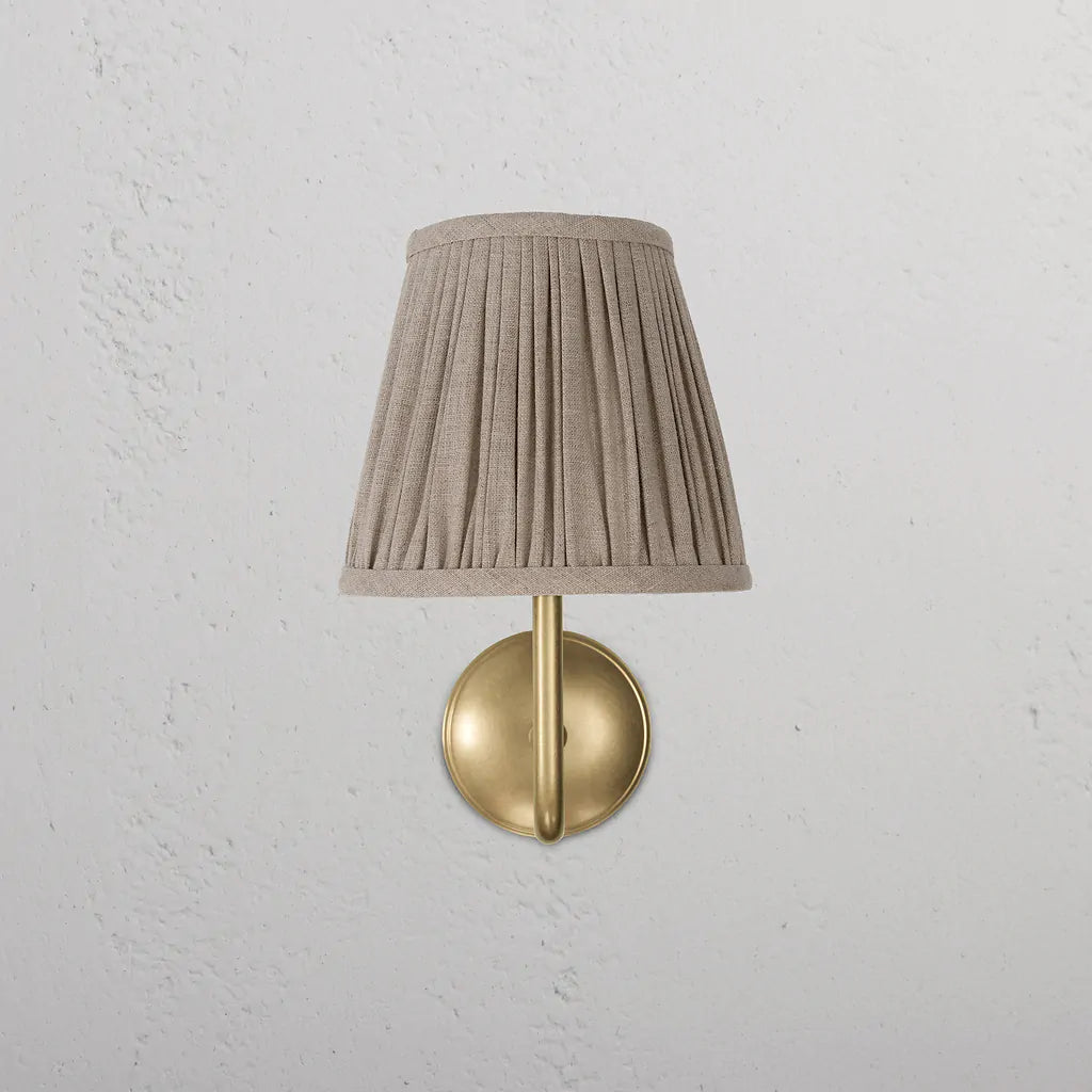 Corston Malvern kleine Wandleuchte natürliches Beige - Antikes Messing