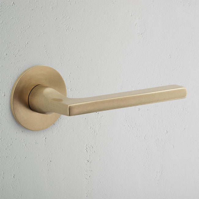 Corston Clayton gefederter Türgriff mit Niedrigprofilrosette – Antikes Messing