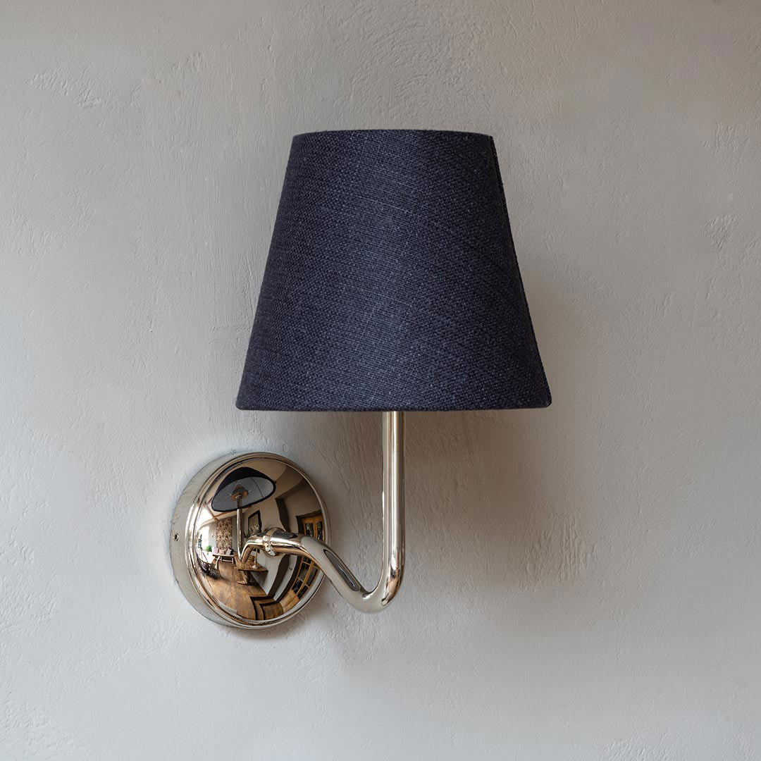 Corston-Malvern Medium-Wandleuchte Basaltgrau – Poliertes Nickel
