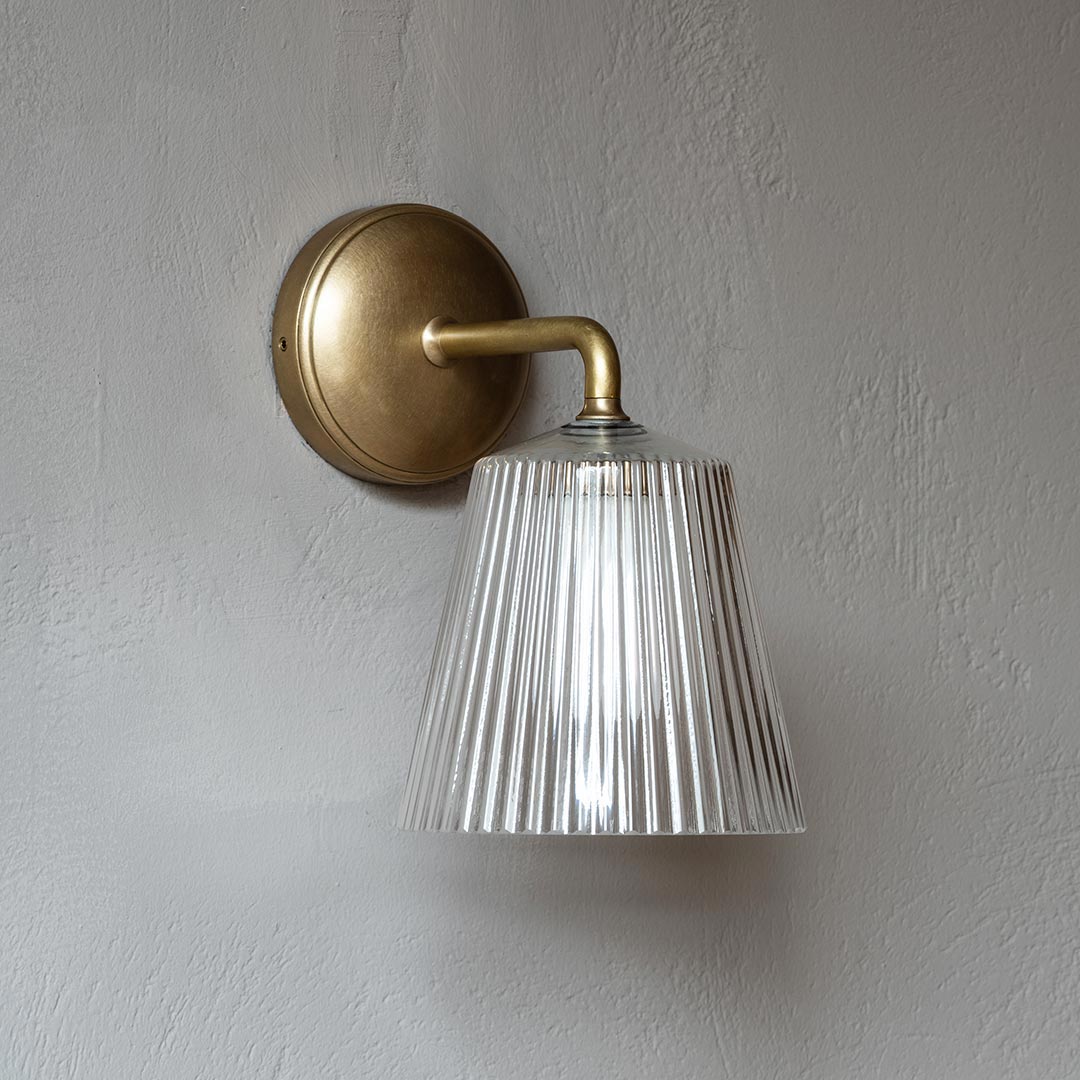 Corston-Richmond Medium-Wandleuchte geriffeltes Glas – Bronze