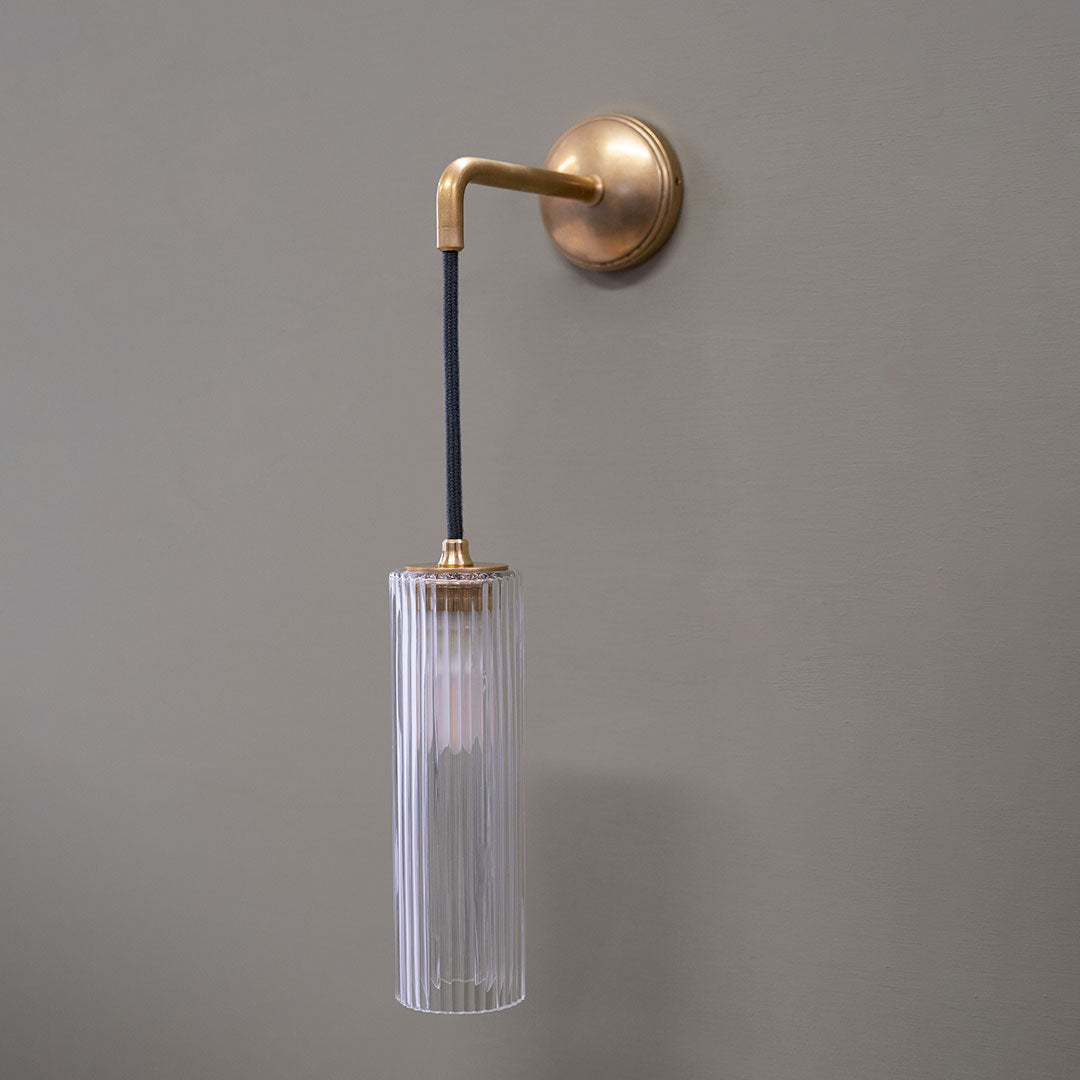 Corston-Claremont kleine hängende Wandleuchte geriffeltes Glas – Antikes Messing