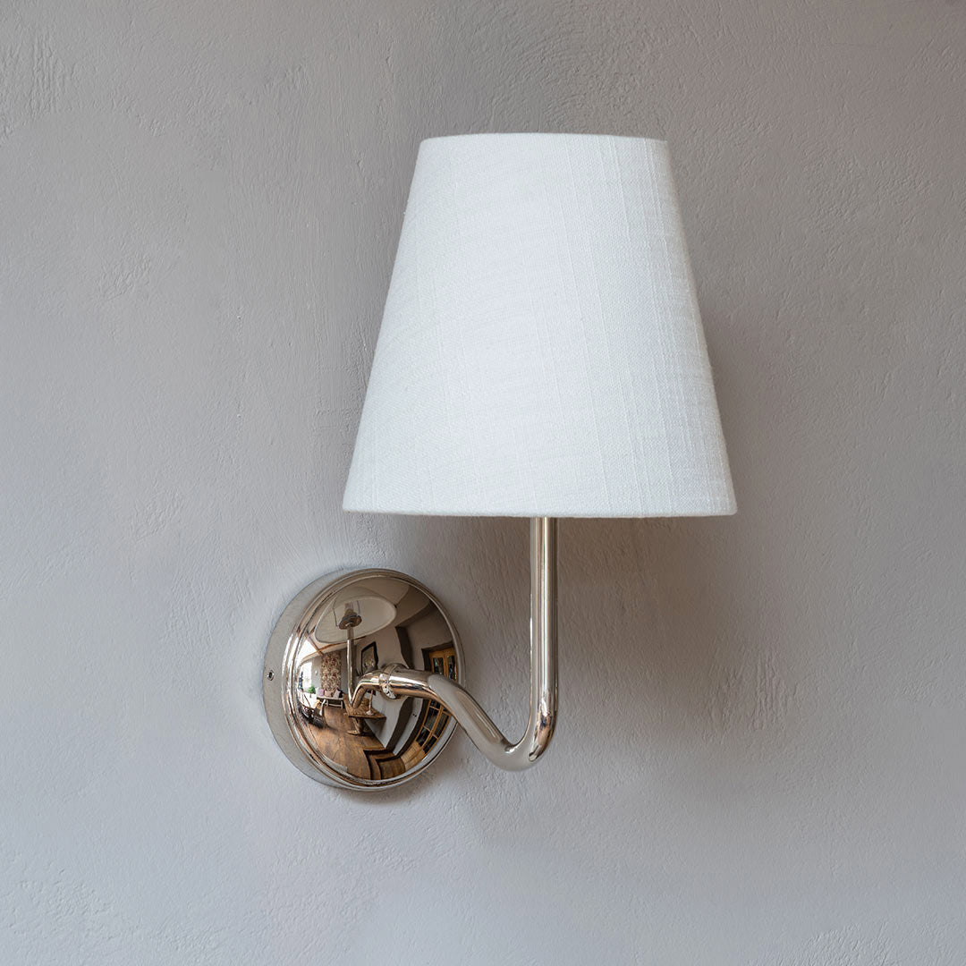 Corston Malvern Medium-Wandleuchte Alabasterweiß - Poliertes Nickel