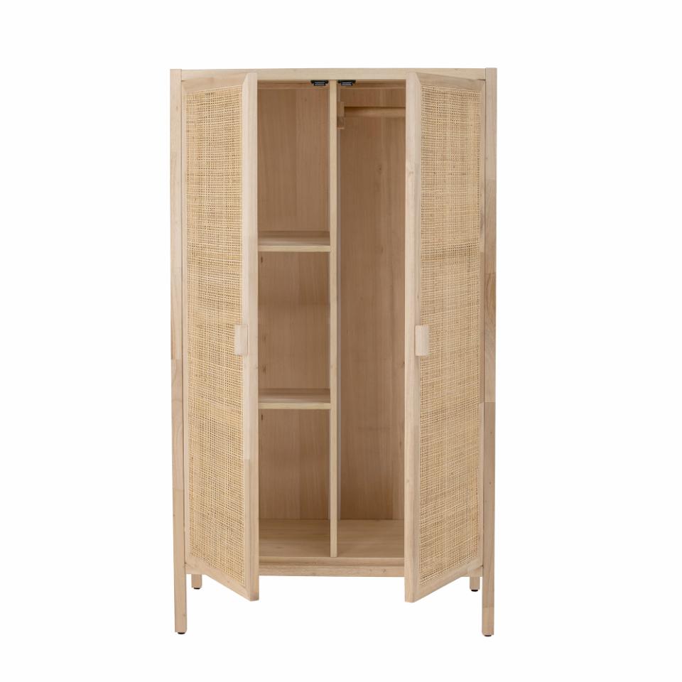 türen-halb-offen-rattan-kleiderschrank