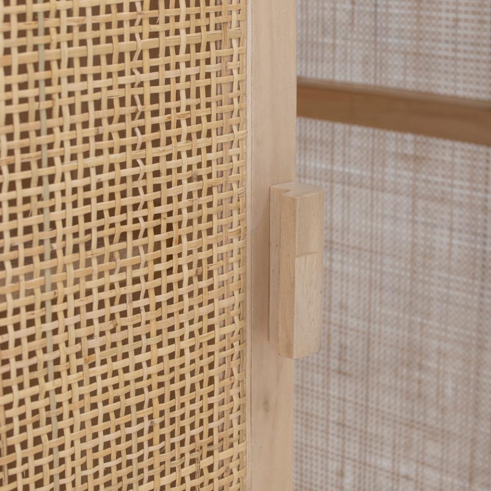 Nahaufnahme des Türgriffs aus Gmelina-Holz am Rattan Kleiderschrank. Elegantes und natürliches Design.