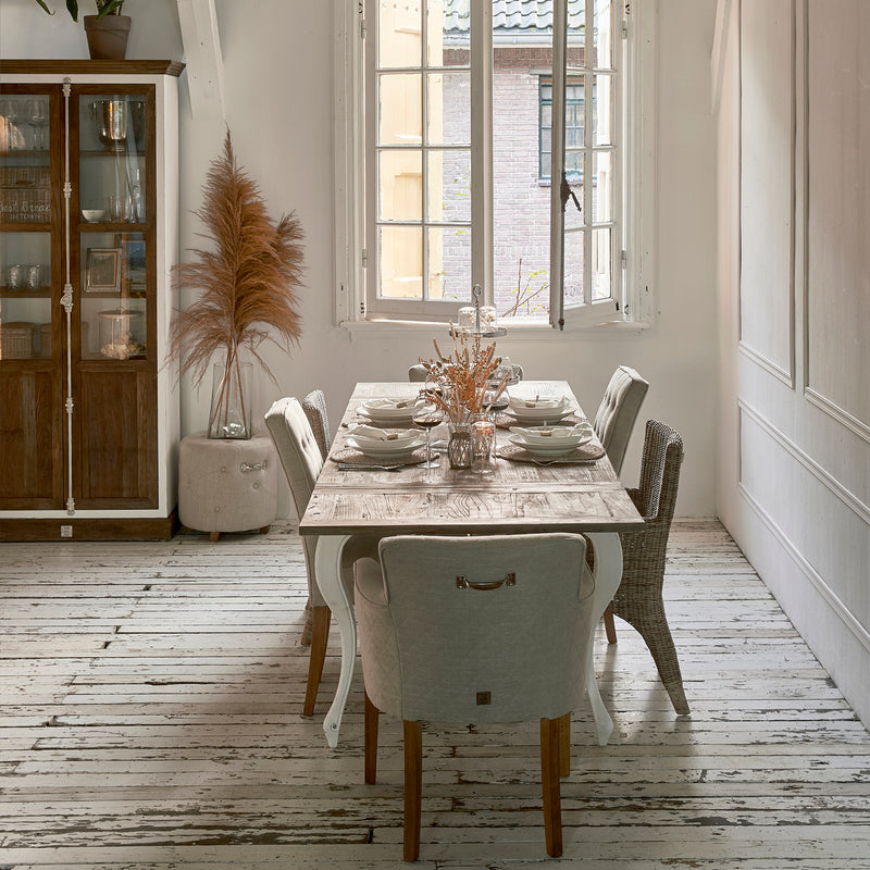  Wohnzimmer im Farmhausstil mit einem Esstisch aus Massivholz und einem Glasvitrinenschrank aus Ulme und Pappelholz, stilvoll eingerichtet für ein gemütliches Ambiente.